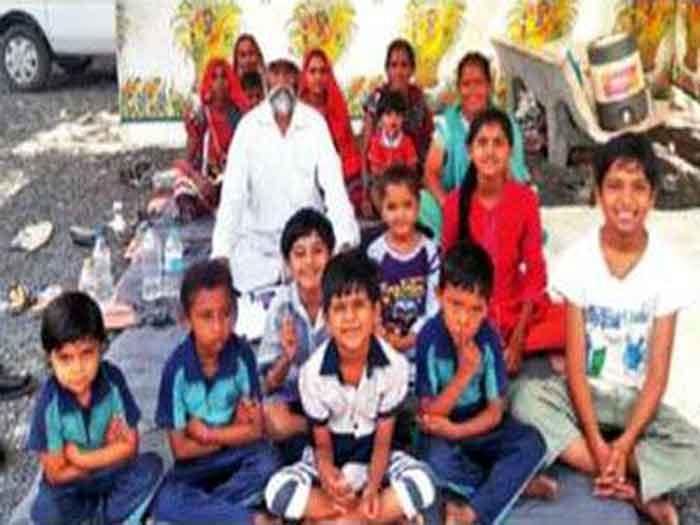 स्कूल ने रद्द किया 4 दलित छात्रों का दाखिला, बच्चों सहित धरने पर बैठे परिवार