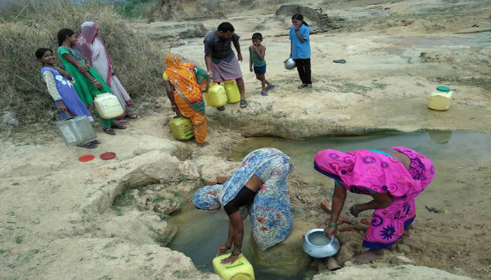 हरामी व्यवस्थाः ऊंची जाति का खौफ, दलित गड्ढे का गंदा पानी पीने को विवश